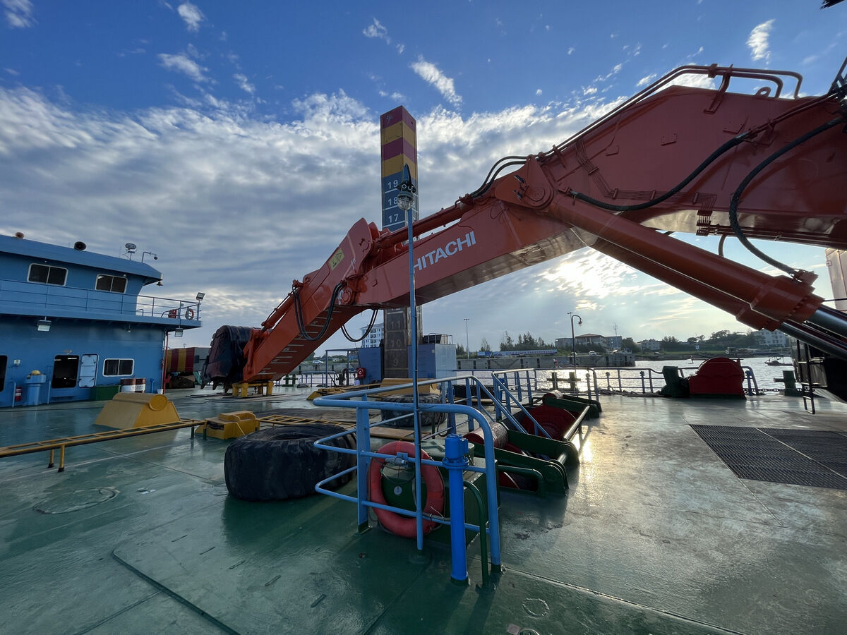 How do you choose the right excavator for a backhoe dredger?